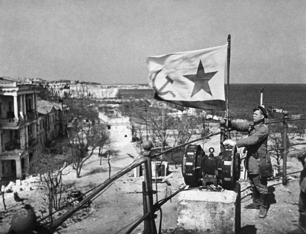 Севастополь военная операция. Освобождение Севастополя 1944. Освобожденный Севастополь. Май 1944. 11 Апреля 1944 года Керчь освобождена от фашистских войск.