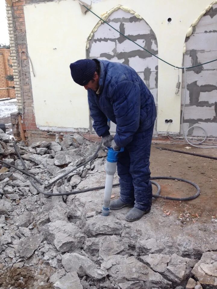 демонтаж бетонной покрытие. демонтаж битумного пола. аренда компрессора с отбойными молотками. демонтаж бетона б40. демонтаж бетонного фундамента.