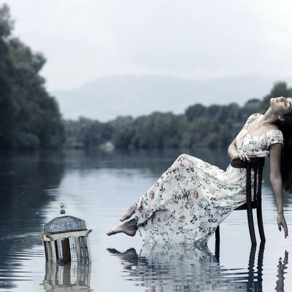 Lake girl. Фотосессия в воде в платье. Фотосессия со стулом в воде. Фотосессия на пруду. Девушка у пруда.