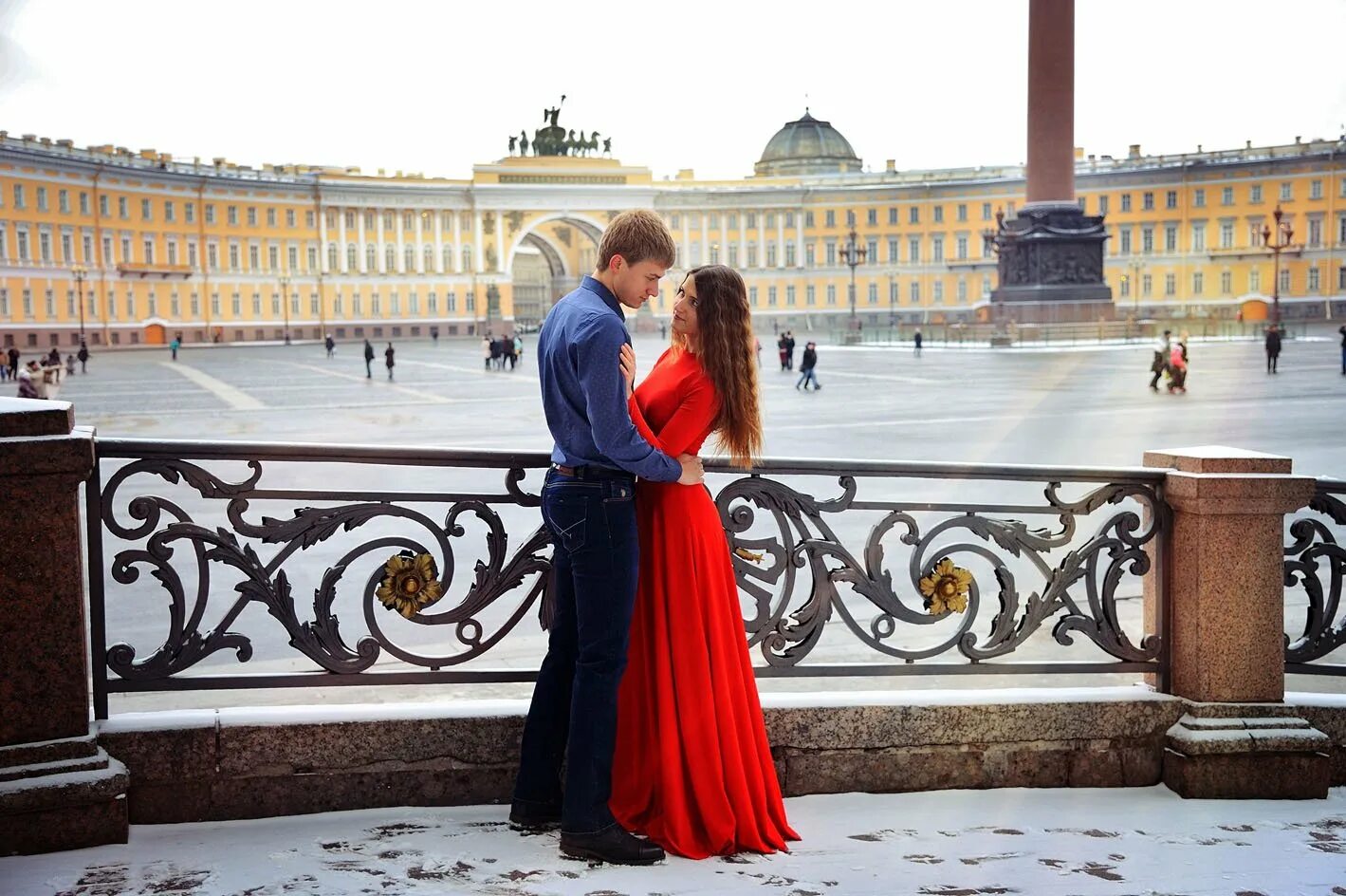 Санкт петербург долговы. Свадебная фотосессия на Дворцовой площади. Красивые девушки Санкт-Петербурга. Фотосессия в Питере. Девушка на фоне Санкт-Петербурга.