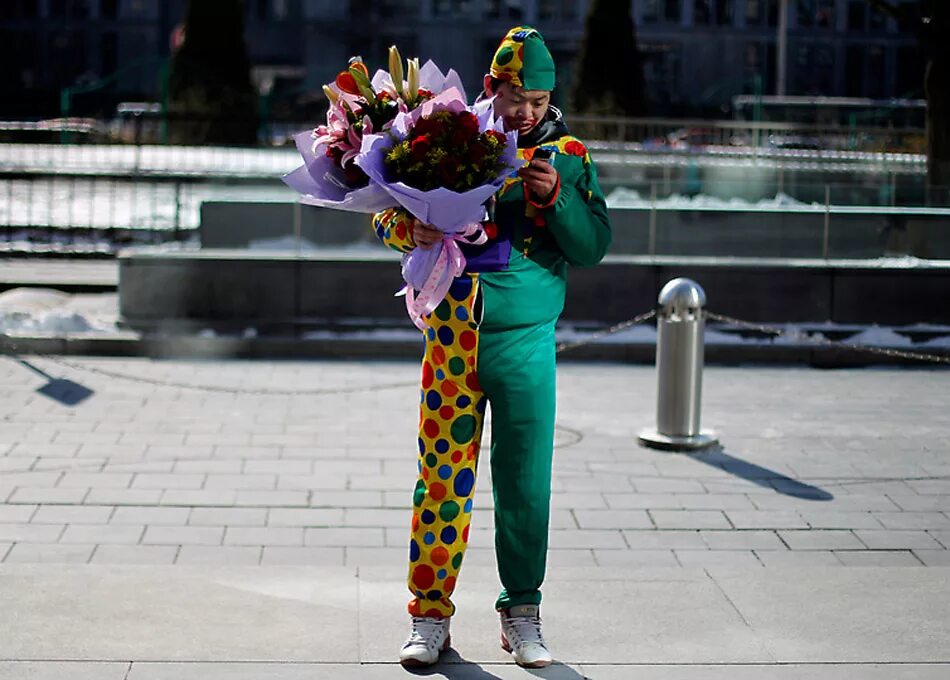Клоун растение. Вручение букета. Смешной букет цветов. Клоун дарит цветы. Смешной парень с цветами.