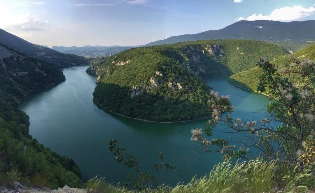 Водохранилища европы. Скадарское озеро Черногория. Национальный парк Скадарское озеро Черногория. Озеро Шкодер Албания. Скадарское озеро Албания.