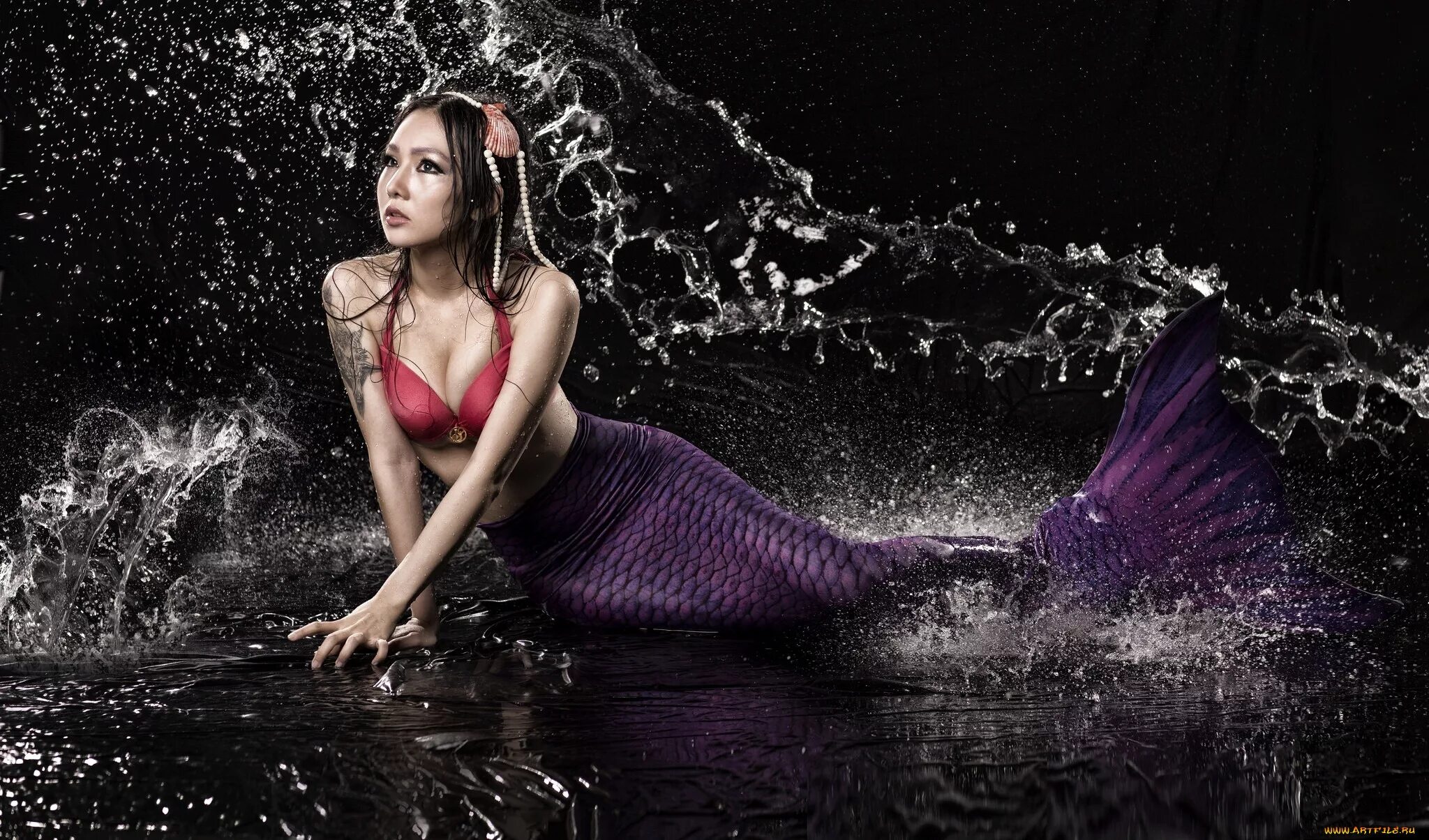 Живые обои девушка моющая экран. Девушка моет экран живые обои. Живые обои девушка моющая экран. Обои девушки. Заставка на телефон девушки моют экран.