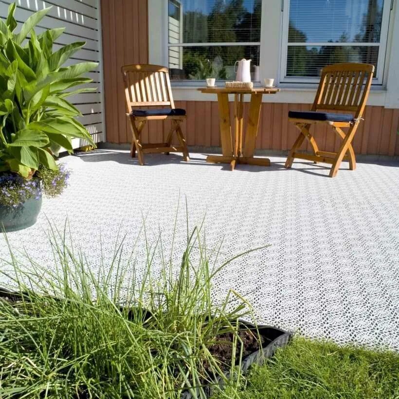 Рифленое резиновое покрытие для дорожек на даче. Резиновая крошка для дорожек. Дорожки на даче. Покрытие на участке. Дачное покрытие.