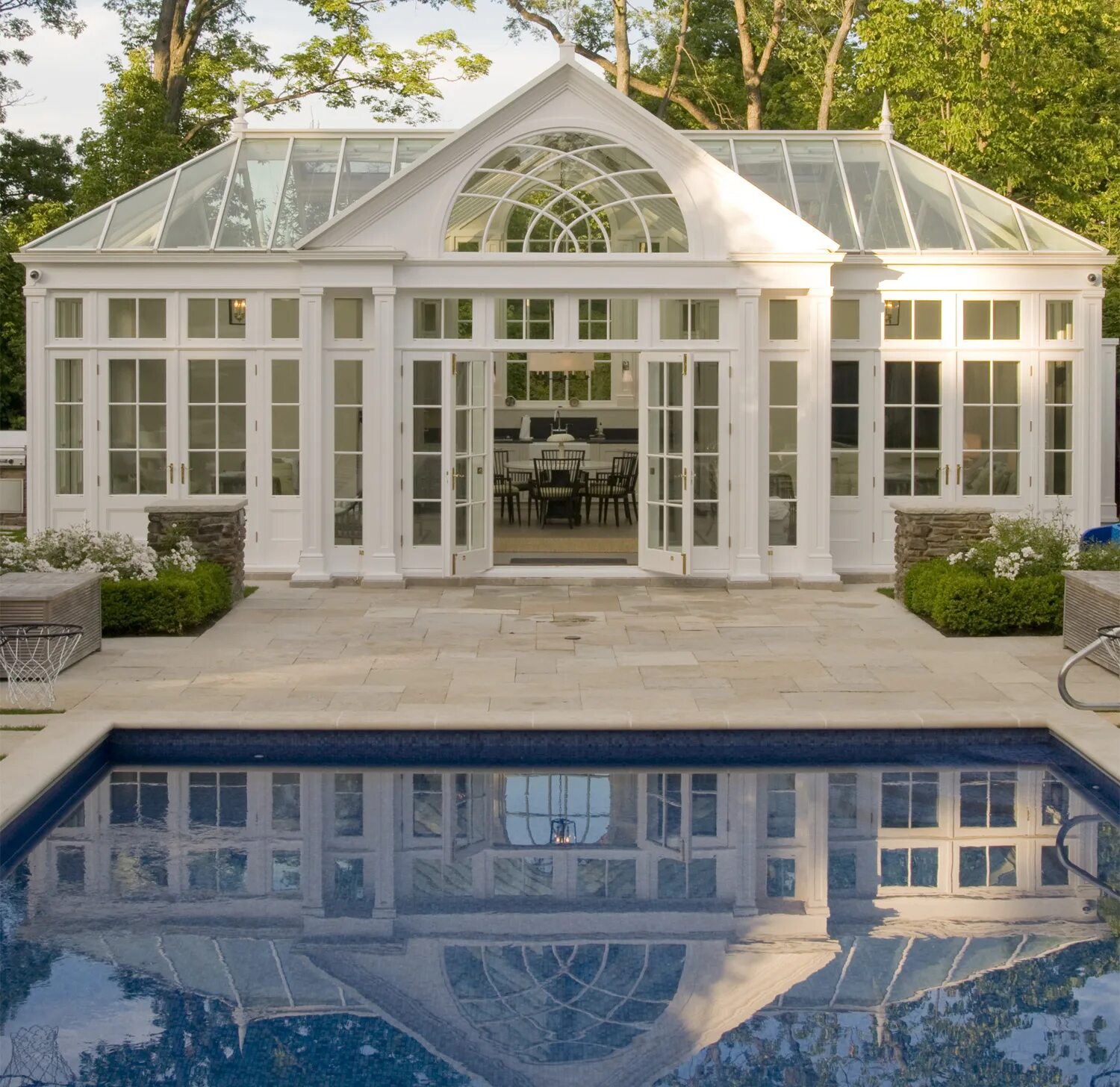 Белая оранжерея. Белая оранжерея. Теплица в английском стиле. Оранжереи англия зимний сад. Теплица белая.