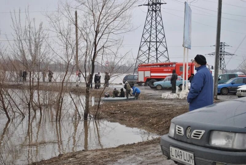 Подтопление уральска сегодня казахстан. Потоп в Уральске. Наводнение Уральск 2011. Паводок Уральск апрель 2011 года Западно-Казахстанской. Наводнение в Уральске Казахстан.