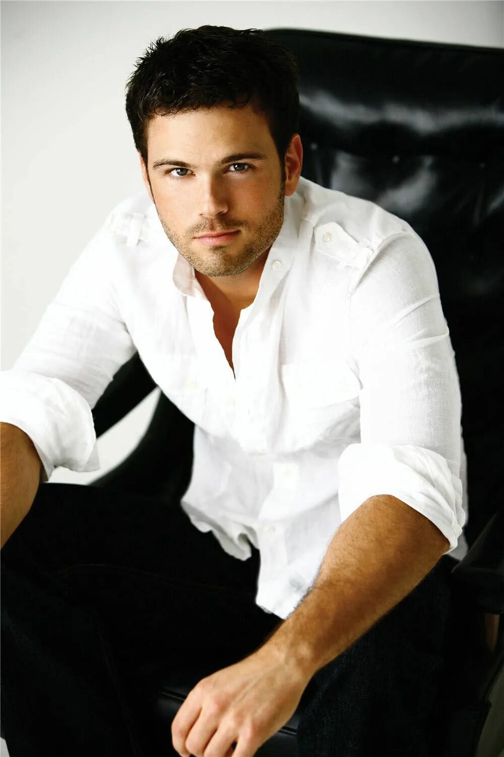 Бернардо арриагада. Дель рио ромеро брутальный. Актёр. Хорхе дель рио ромео 2021. Кареглазый брюнет.