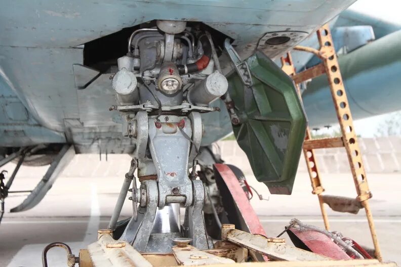 Ниши шасси су-25. Су 25 шасси. Су 25 шасси. Стойка шасси су 25. Передняя опора шасси су-25.