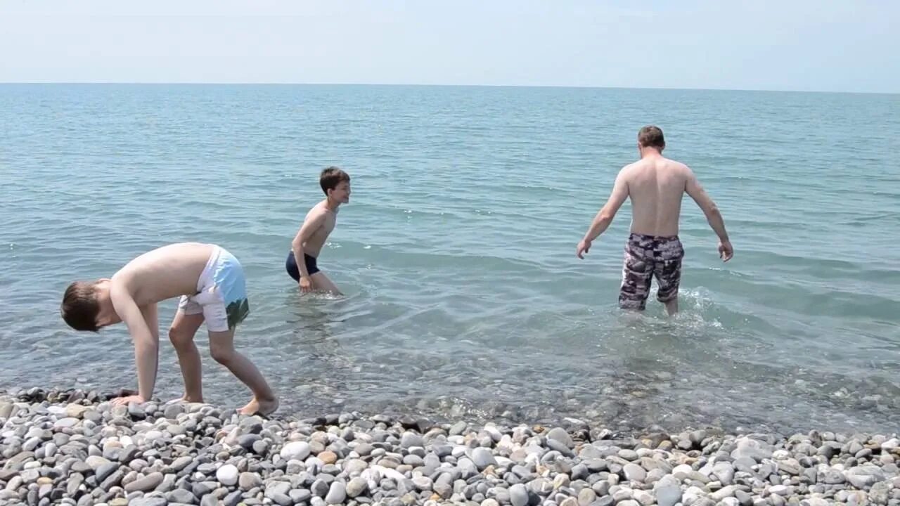 Купаются ли в море в сочи. Море в сочи купание. в сочи сейчас купаются в море. купаемся в сочи. море сочи дети купаются.