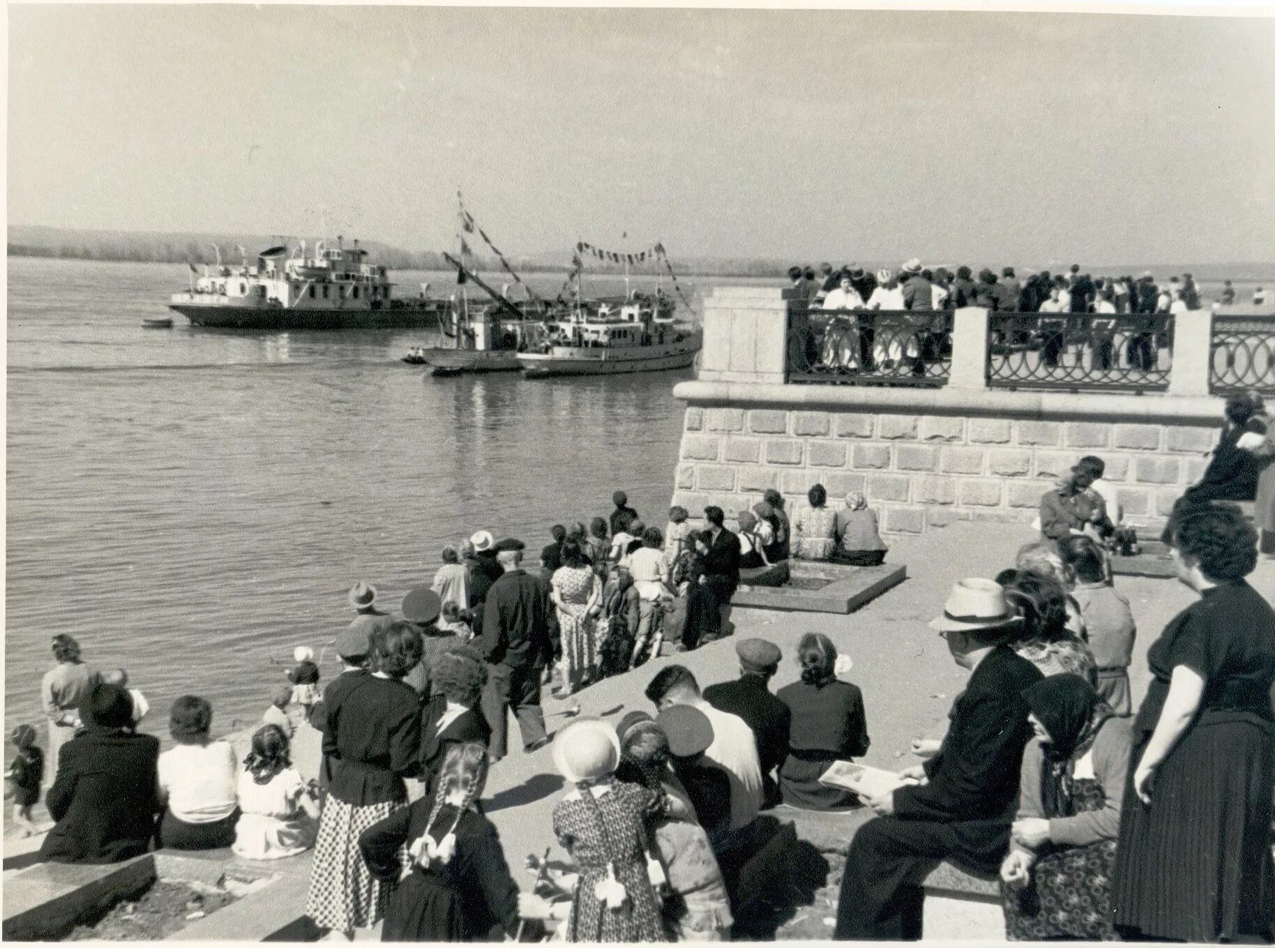 Набережная Самары 1950. Куйбышев набережная Волги 30-е годы. Куйбышев Речной вокзал в 60 годы. Куйбышев набережная Волги 50-е годы. Куйбышев выходные