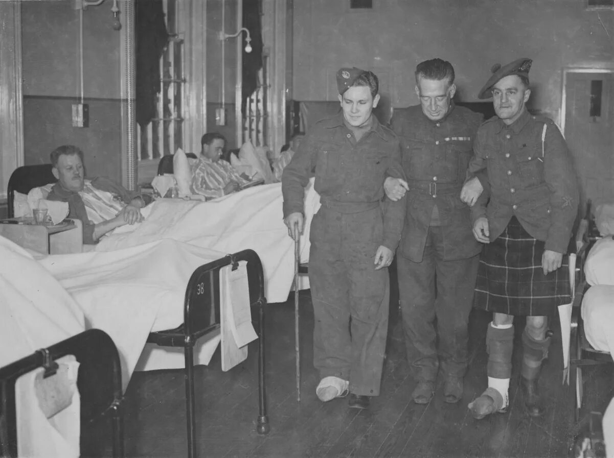 Военный госпиталь 1941-1945. Военный госпиталь полевой 1942. Потсдам военный госпиталь инфекционный.