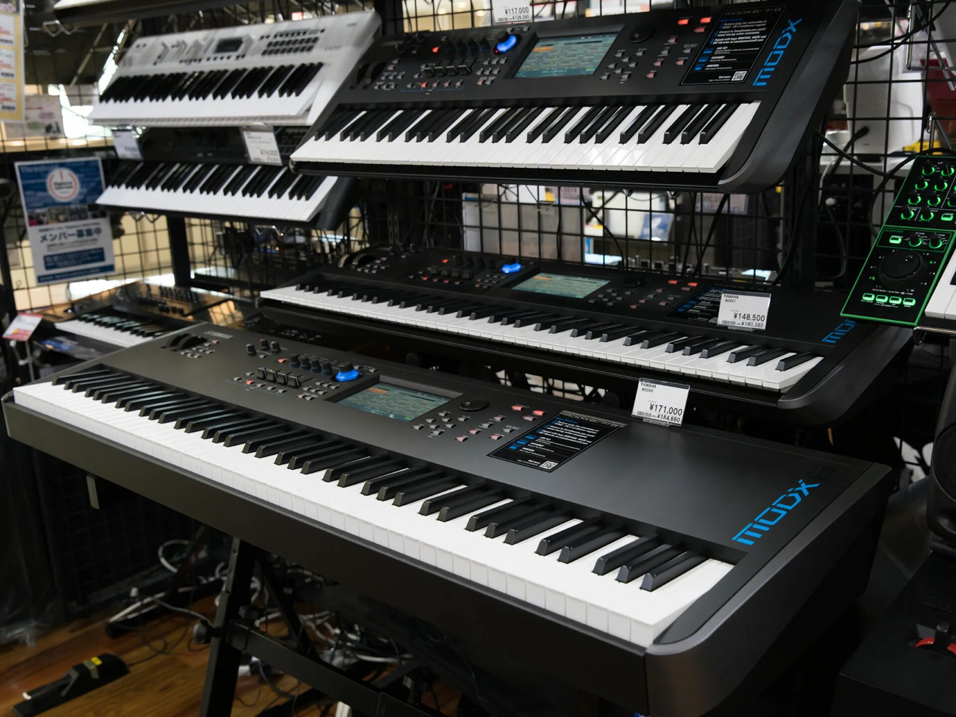 Yamaha modx6. Yamaha modx7. modx синтезатор. yamaha moxf8 vs modx8. yamaha modx 8 блок питания.