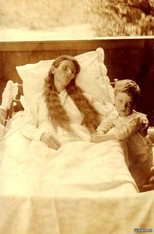 Посмертные фотографии 19 века викторианской эпохи. Фотографии с мёртвыми родственниками. Спящие красавицы пост мортем. Охраняют умерших людей. Фото пост мортем викторианской эпохи.