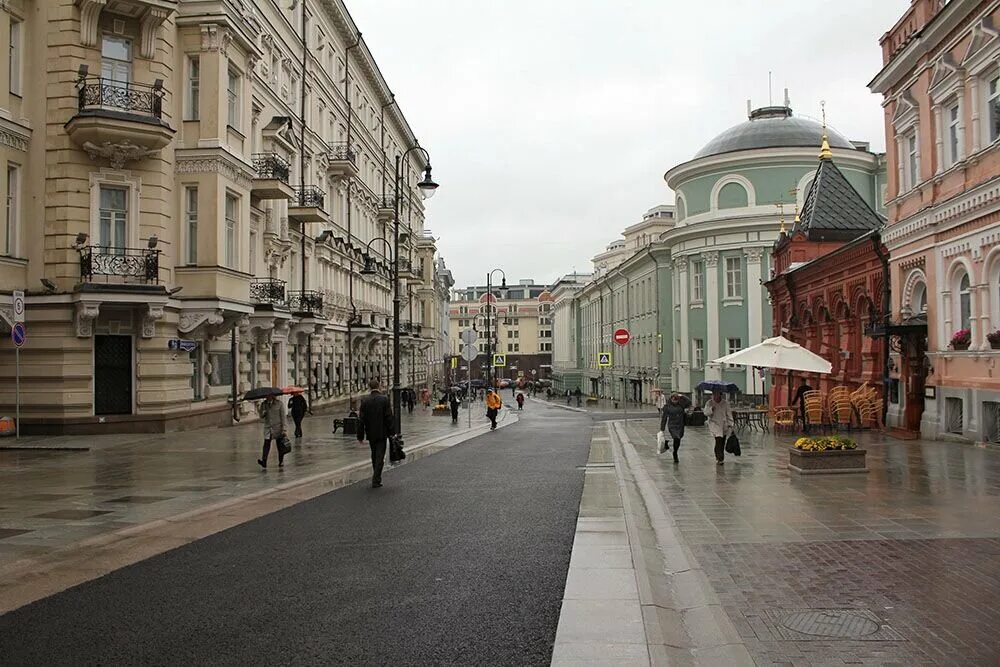 Москва фотогеничная. Улица большая Дмитровка. Большая Дмитровка Москва. Большая Дмитровка пешеходная. Улица Дмитровка в Москве.