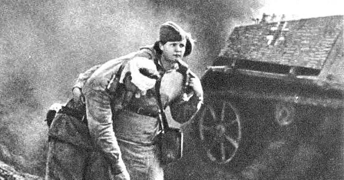 Выносит с поля боя раненого. Санинструктор ркка 1941. сестры милосердия на поле боя вов. санинструктор в годы вов сталинград. сестры милосердия вов 1941-1945.