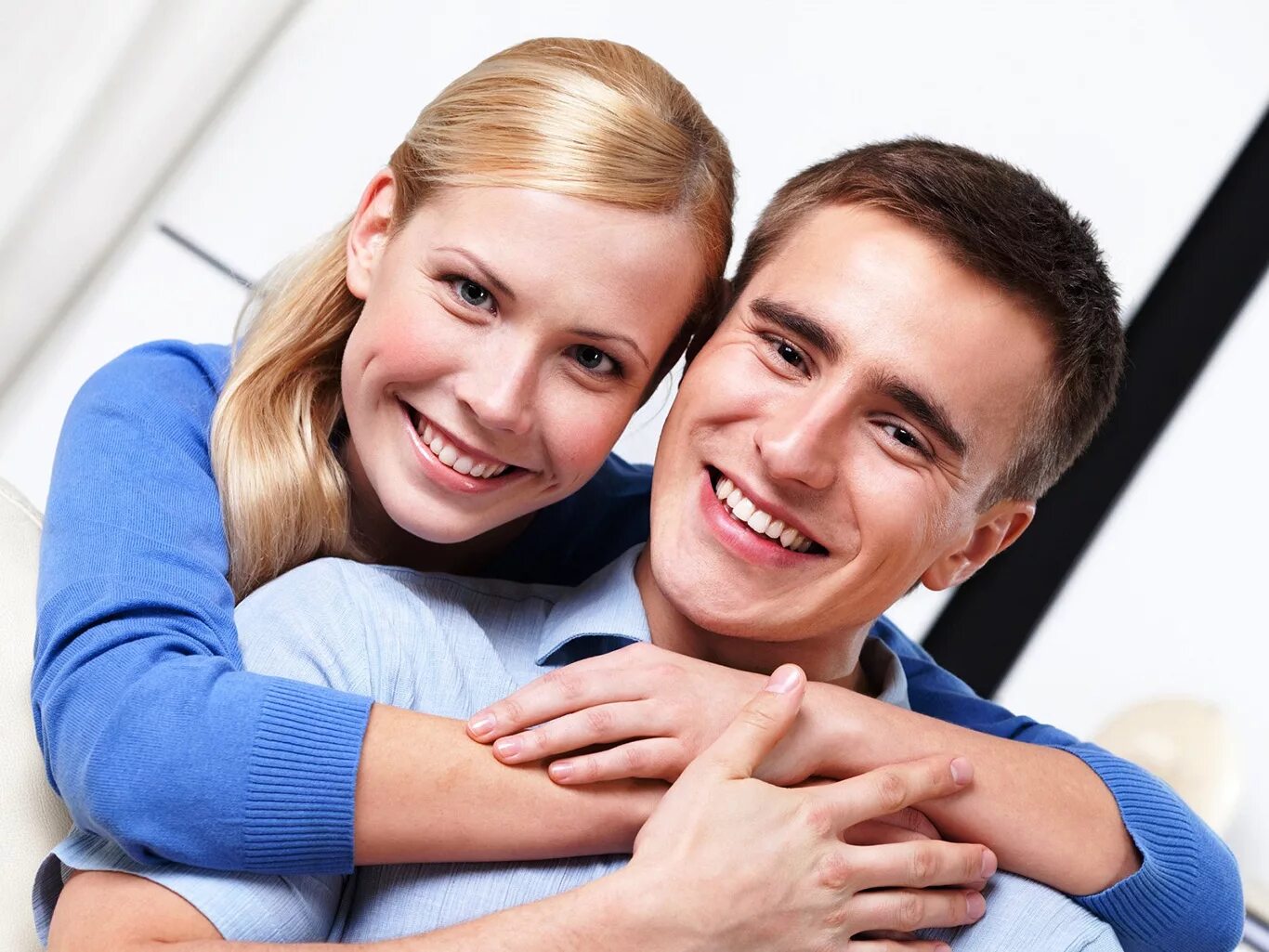 Фотосессия муж и жена. Семейная пара в постели. Счастливые мужчина и женщина. Отношения мужчины и женщины. Разнообразие с мужем.