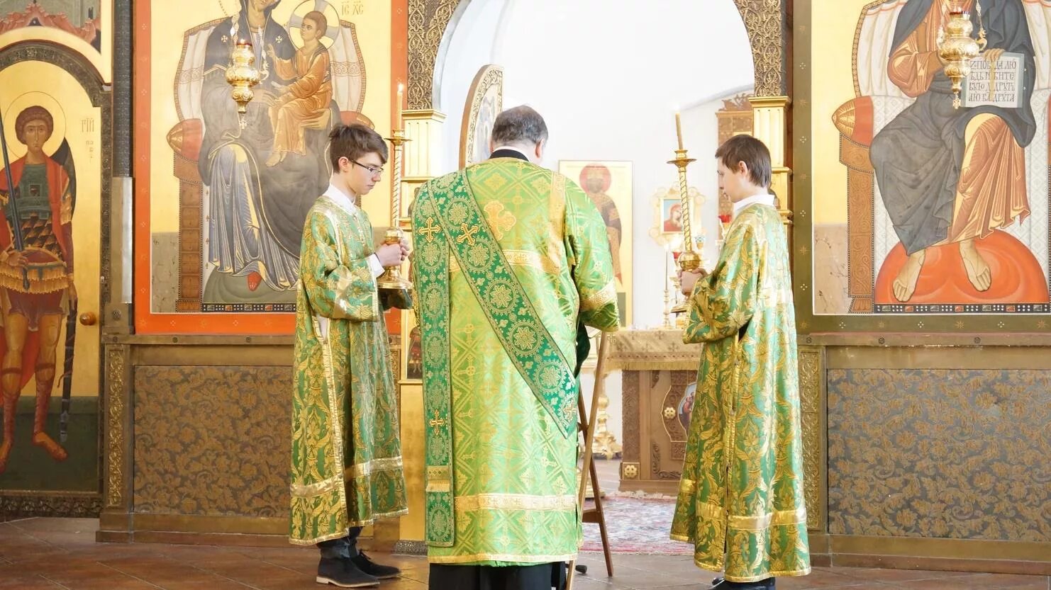 Литургия алтарник. Католические алтарники. Алтарники католической церкви. Алтарник обязанности. Литургия алтарник.