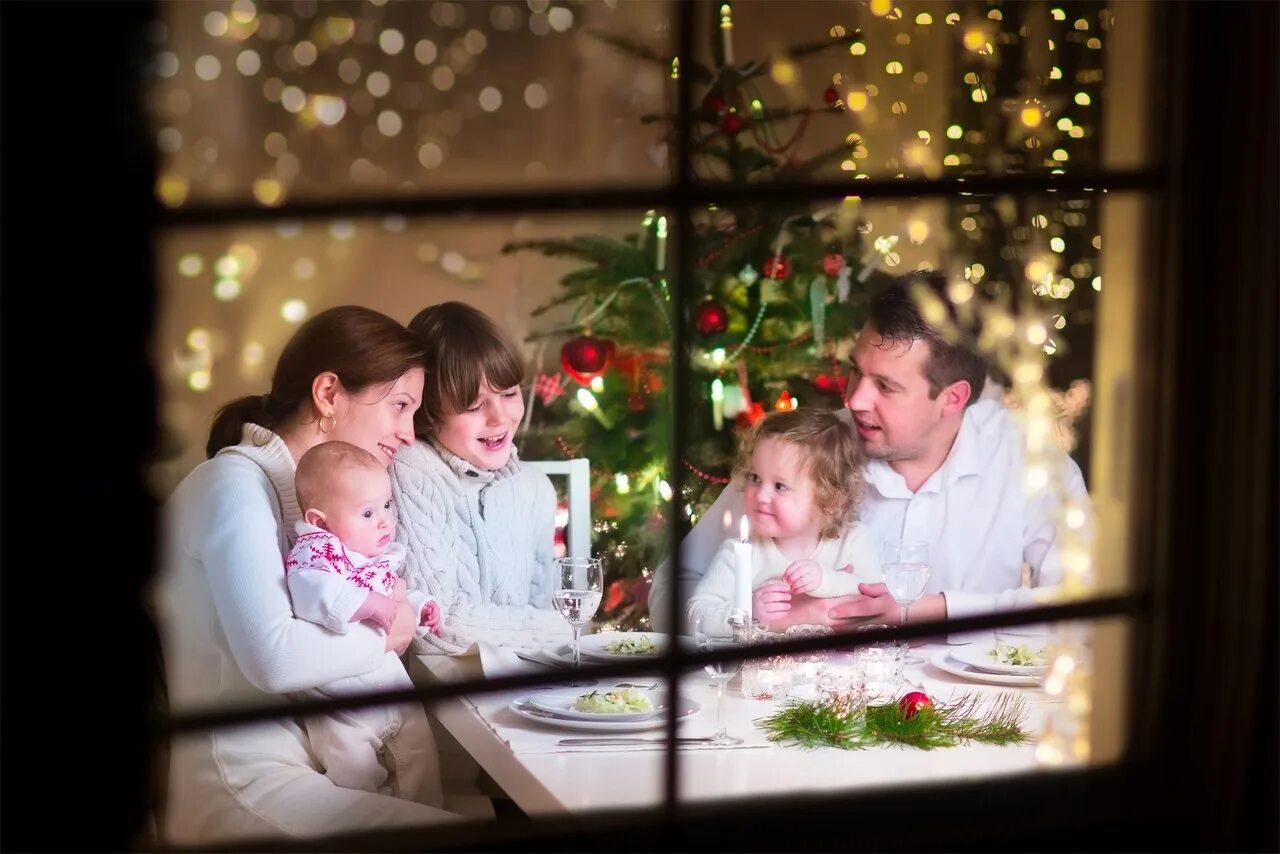Рождество семья. Christmas gathering. Семья за праздничным столом. Новый год семейный праздник. Christmas gathering.
