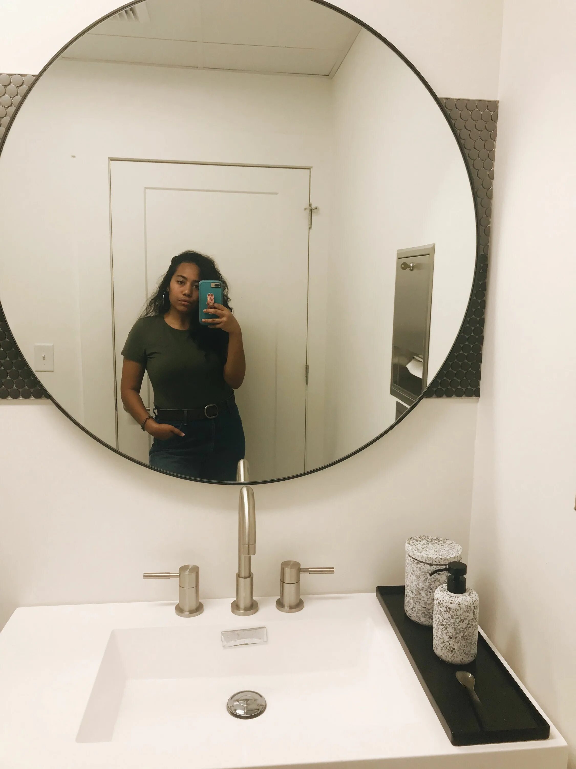 Фото девушек в ванной в зеркале. Фото девушек в ванной в зеркале