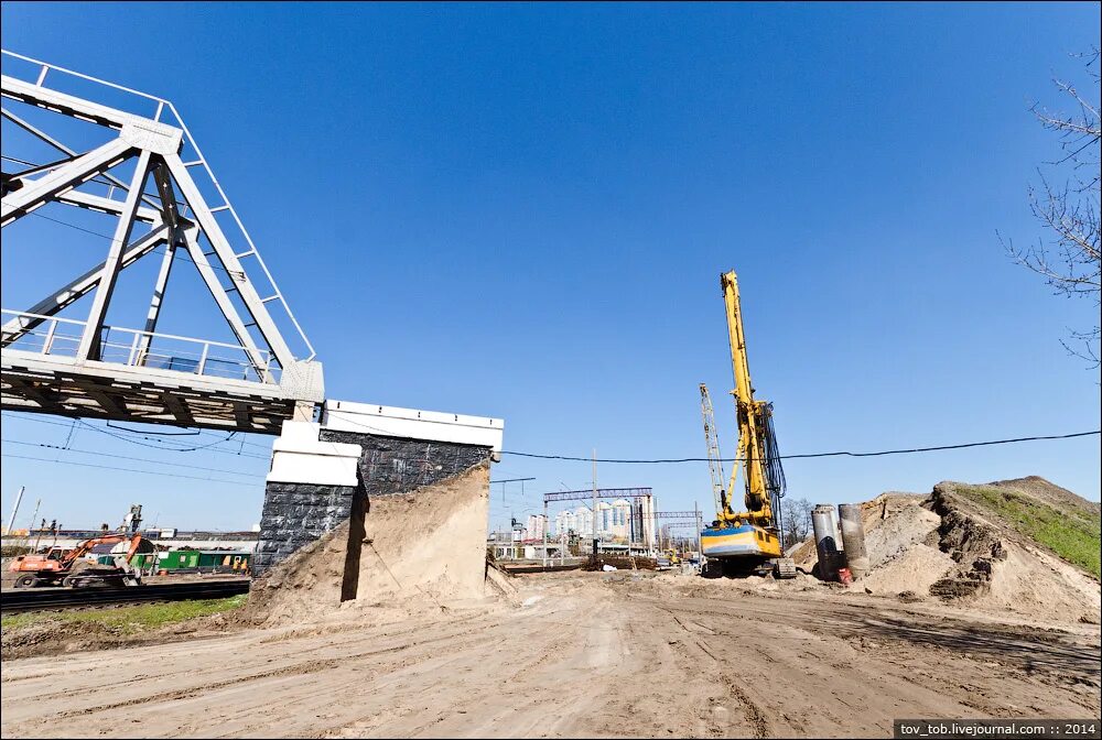 Шахта в опоре моста при демонтаже. Аванбек и арьербек в мостостроении. Технология возведения металлических мостов. Домкратная балка пролетного строения моста. Кран в порту.