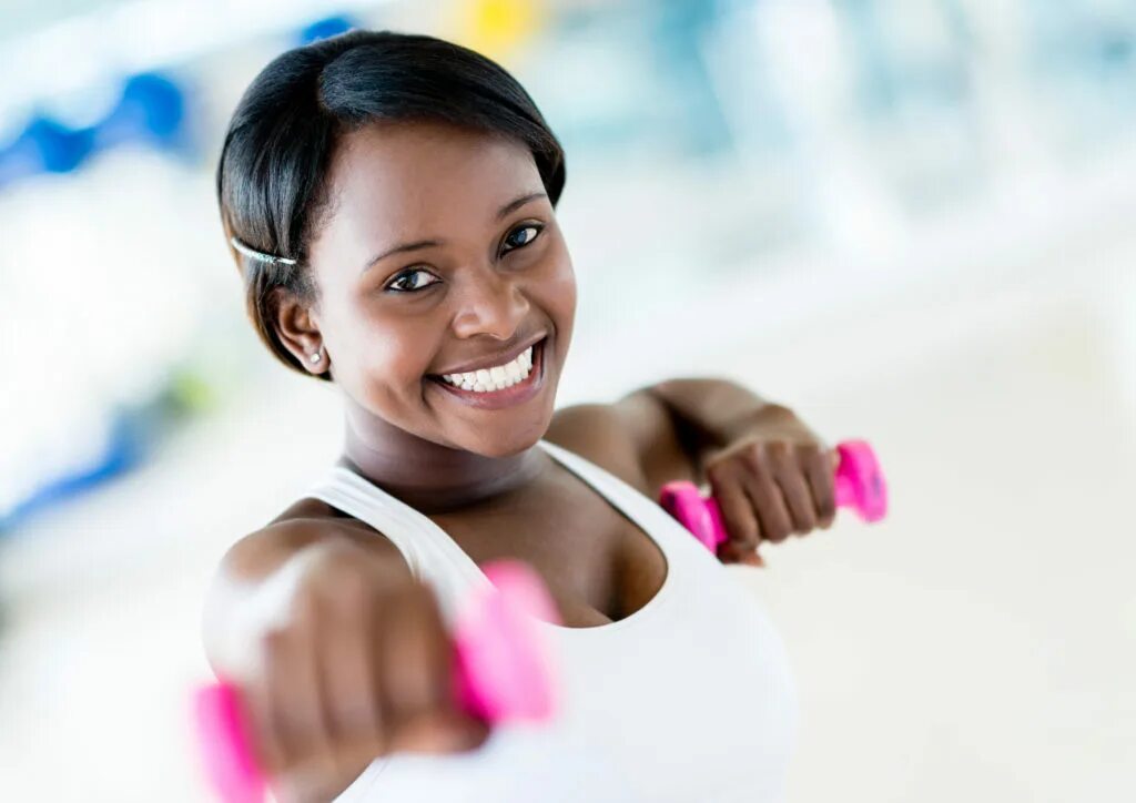 Woman are things. Афро фитнес. Афро девушка фитнес тренировка. Индийская женщина фитнес. Счастливые люди на тренировке.