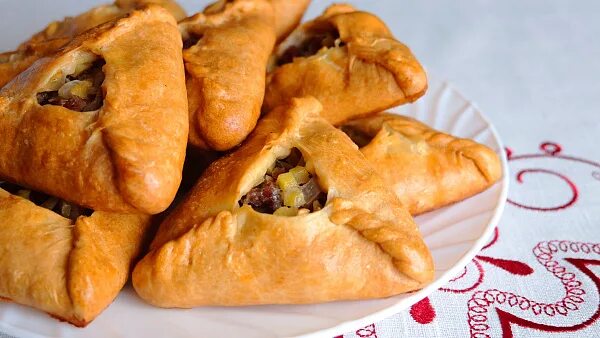 Тесто для эчпочмаков без. Татарская выпечка эчпочмак. Треугольник эчпочмак тесто. Треугольники с мясом. Тесто для эчпочмаков без.