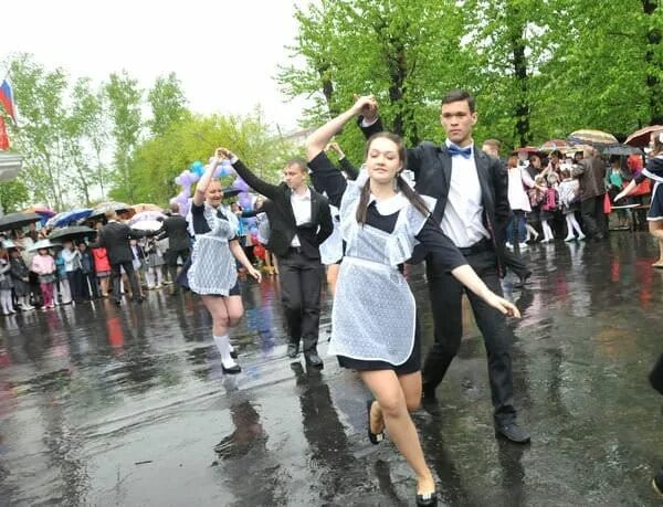 Вальс на выпускной слушать. Танец под дождем выпускной. Школьный вальс. Выпускной вальс под дождем. Вальс в школе.