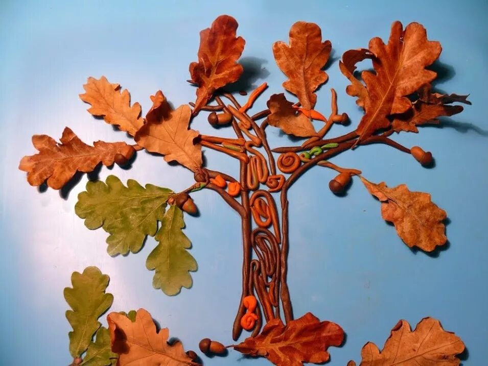 рыбка из природного материала. осенние поделки из листьев и пластилина. улитка из листьев поделка. улитка из природного материала. подделка из листтев и пластилина.