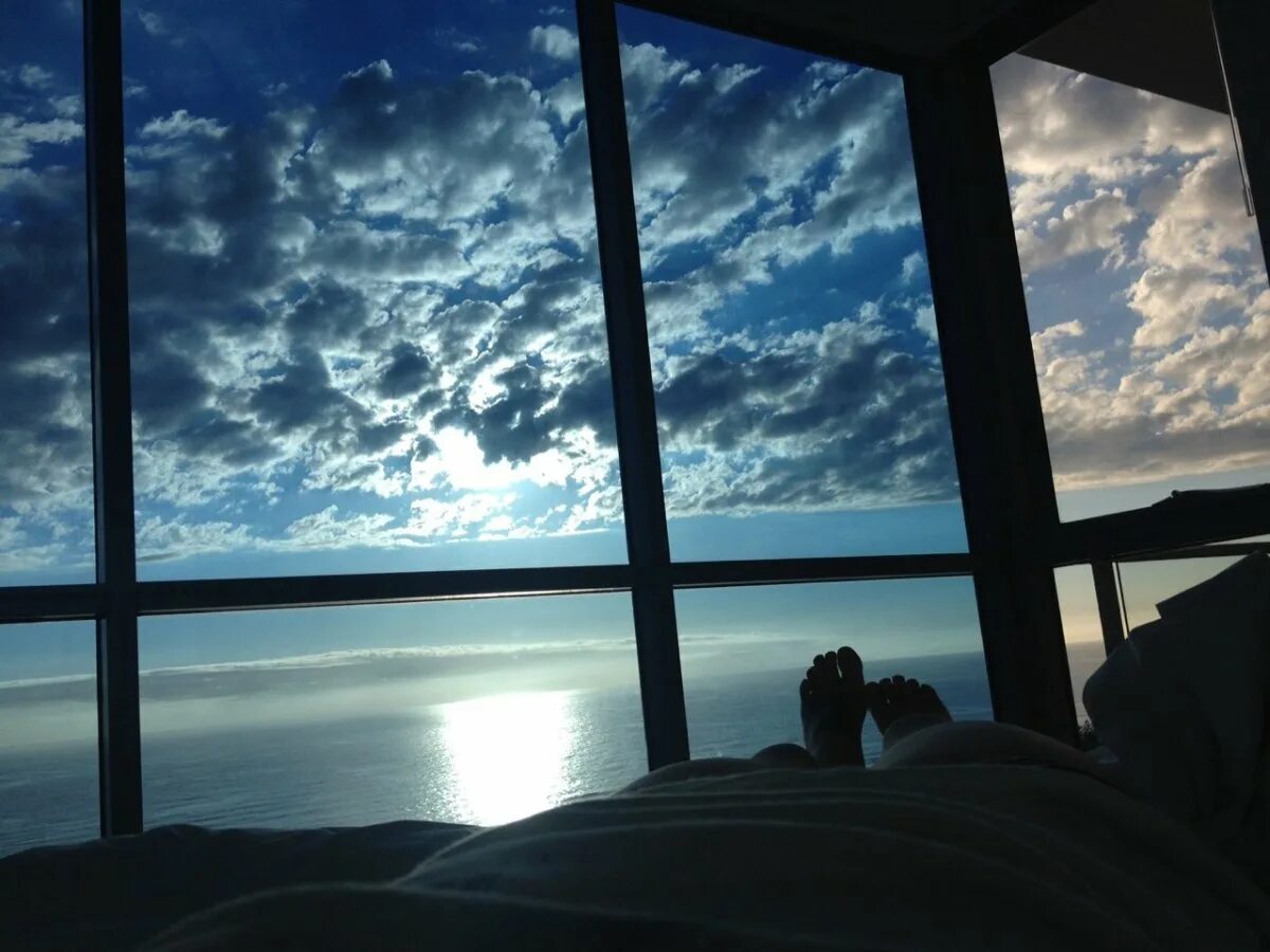 Из окна видно вот такие горы ремикс. Пейзаж в окне. Вид из окна дождь. Из окна видно вот такие горы ремикс. Красивый вид из окна.