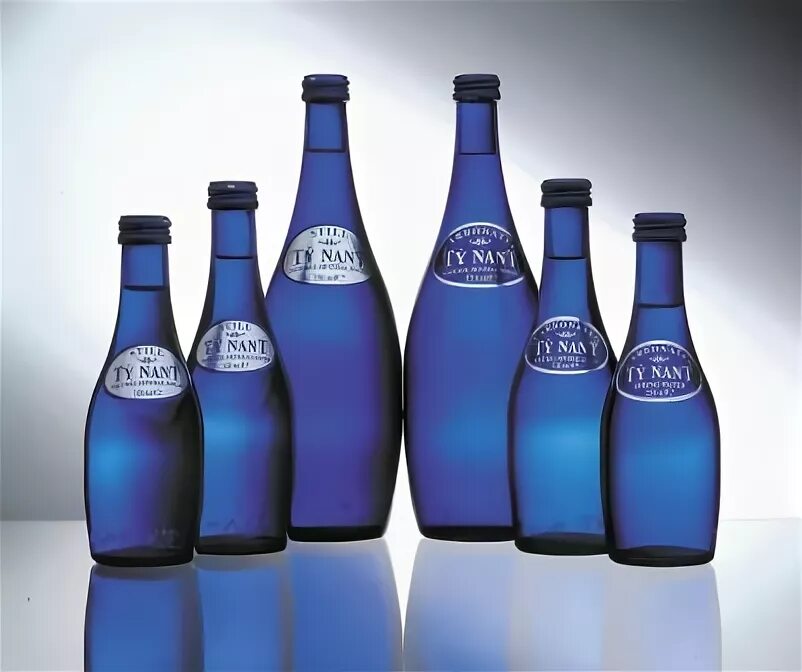 Вода в синей бутылке. Минеральная вода синяя бутылка. Вода питьевая в синей бутылке. Минералка в синей стеклянной бутылке. Минералка в голубой бутылке.