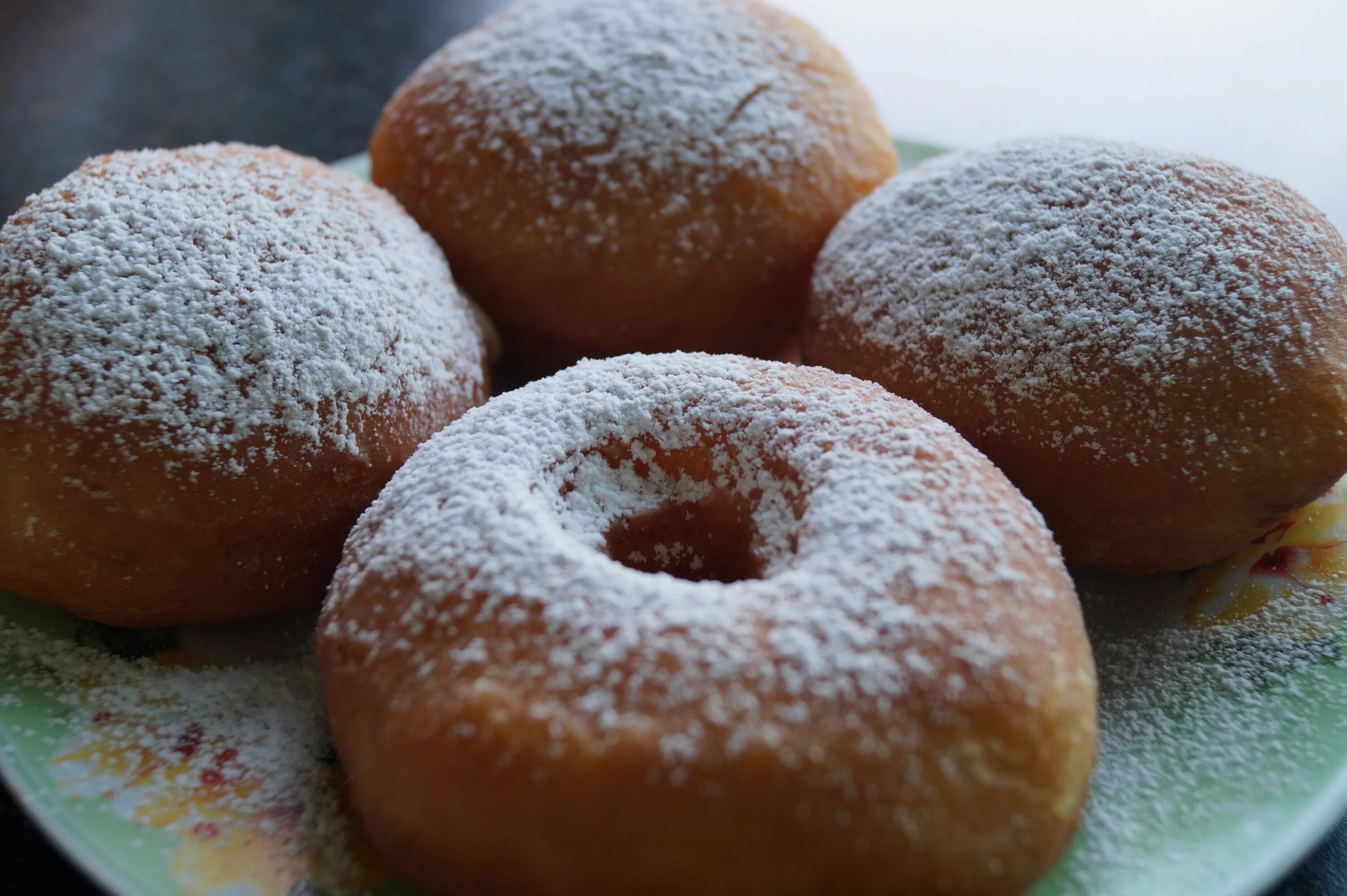 Синаммоны. Пончики с сахарной пудрой домашние. Пончики без масла. Пончики без масла. Веганские пончики.