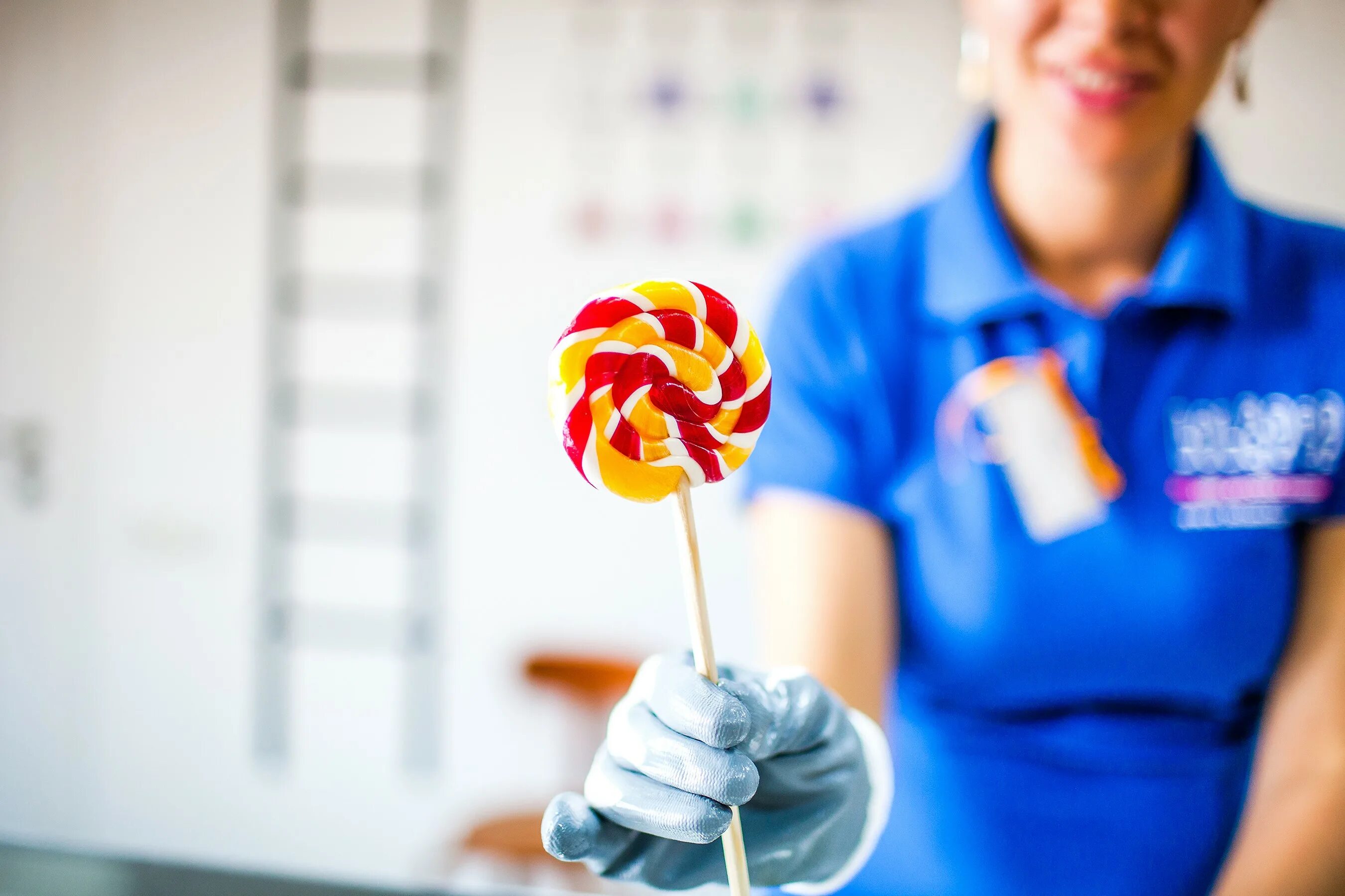 Мини-карамель молочная "милкомания" микс. Логотипы кондитерских изделий. Пирожное ассорти. Логотип кондитерская caramel. Кондитерский леденец.