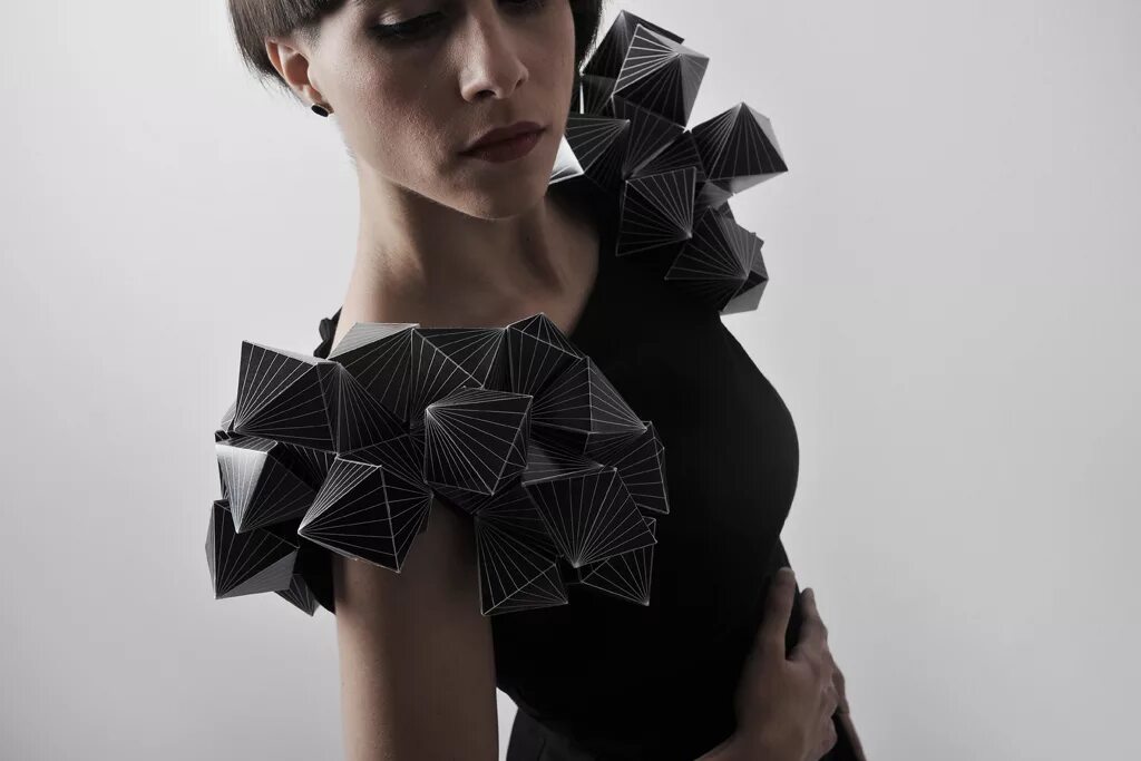 Оригами модели. Амила Хрустич. Геометрия в моде. Платье в геометрическом стиле. Дизайнерские платья из бумаги.