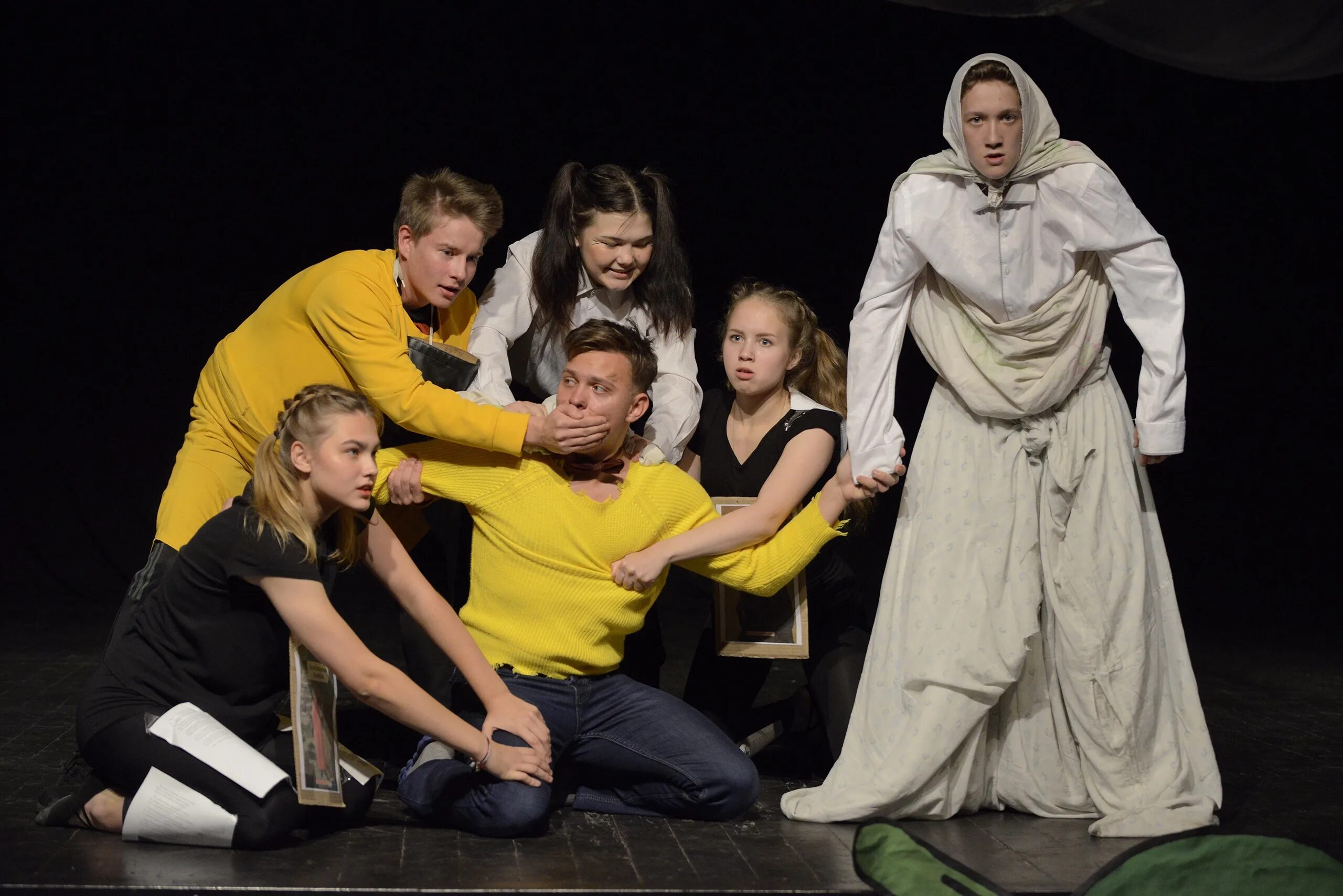 Студенты театрального института. Театр выступление. Театр профили. Студенческий театр. Студенческая театральная постановка.