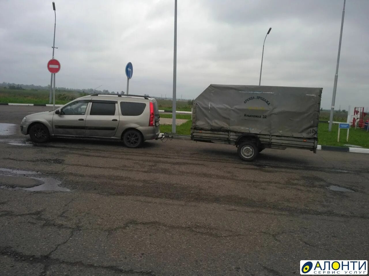 Буксировка прицепов категории. Буксировка прицепа. ларгус с прицепом. буксировка машин автокраном. газель тащит прицеп.