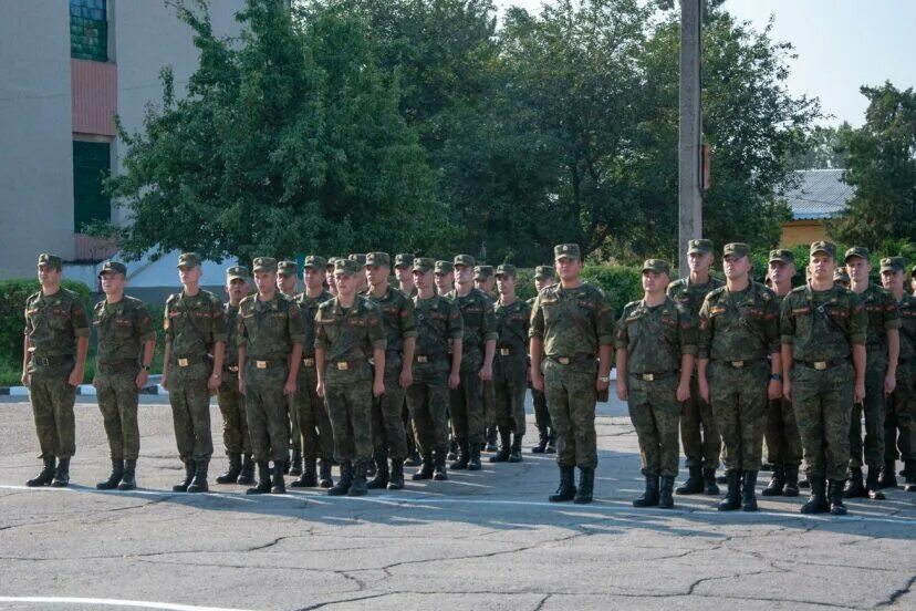 Генерал на плацу. Плац в армии. Плац воинской части. Военнослужащие на плацу. Построение на плацу.