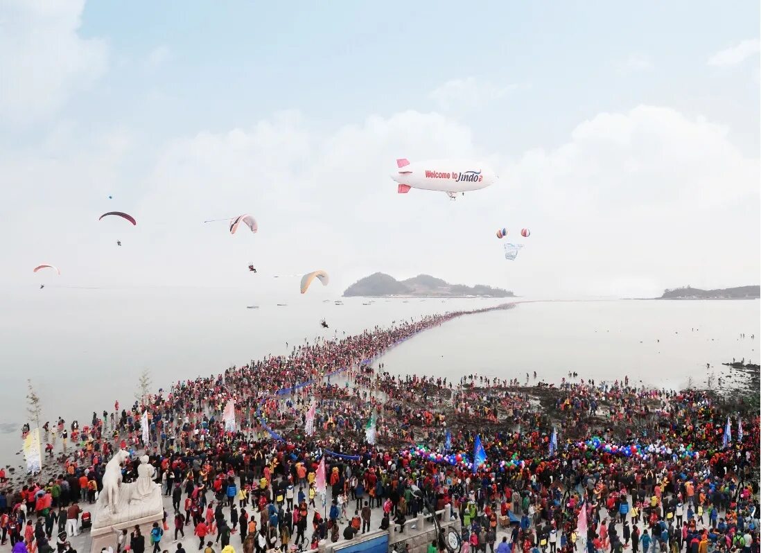 Jindo Sea Parting Festival фестиваль в Корее. Моисеево чудо Корея. Моисеево чудо на острове Чиндо. Южная Корея остров Джиндо.