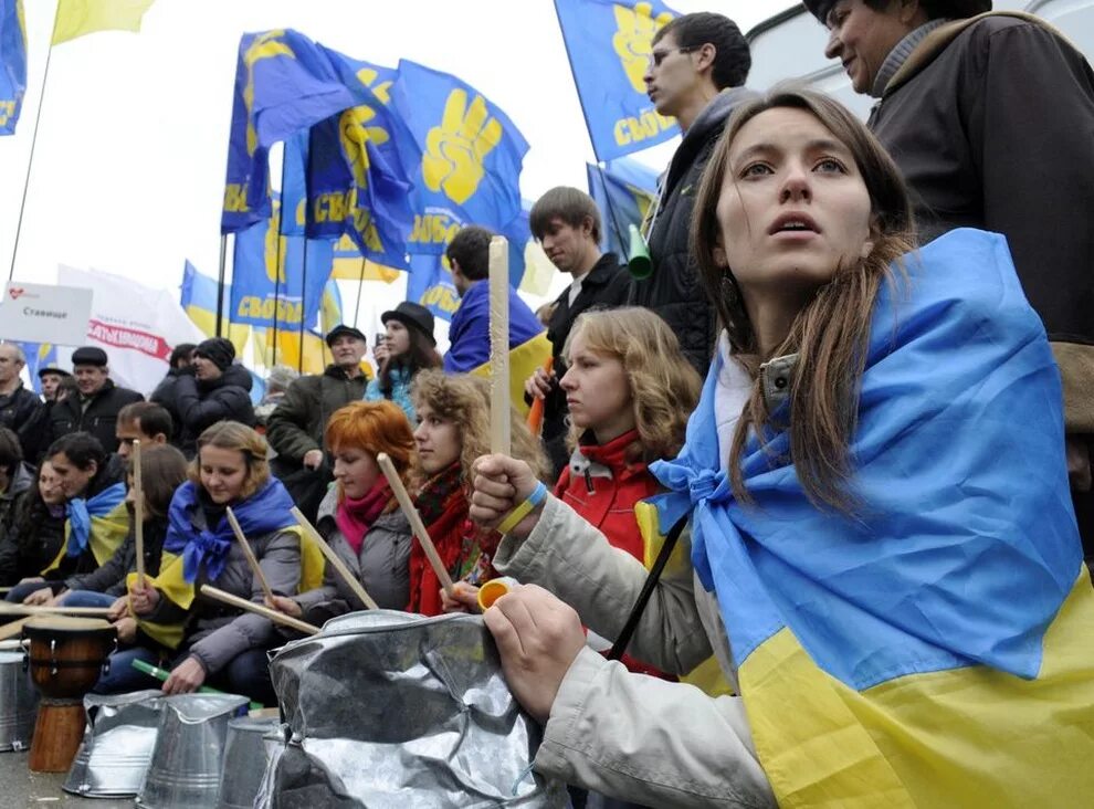 Майдан девушки. Молодежь на Майдане. Девушки на Майдане. Украинцы в Киеве. Евромайдан девушки.