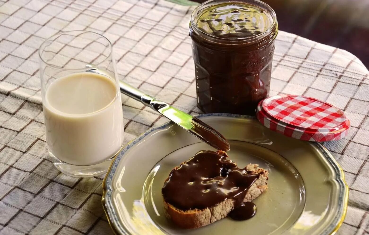 Шоколадная паста из молока. Домашняя шоколадная паста. Домашняя Нутелла. Домашняя шоколадная паста Нутелла. Шоколадное масло Нутелла.