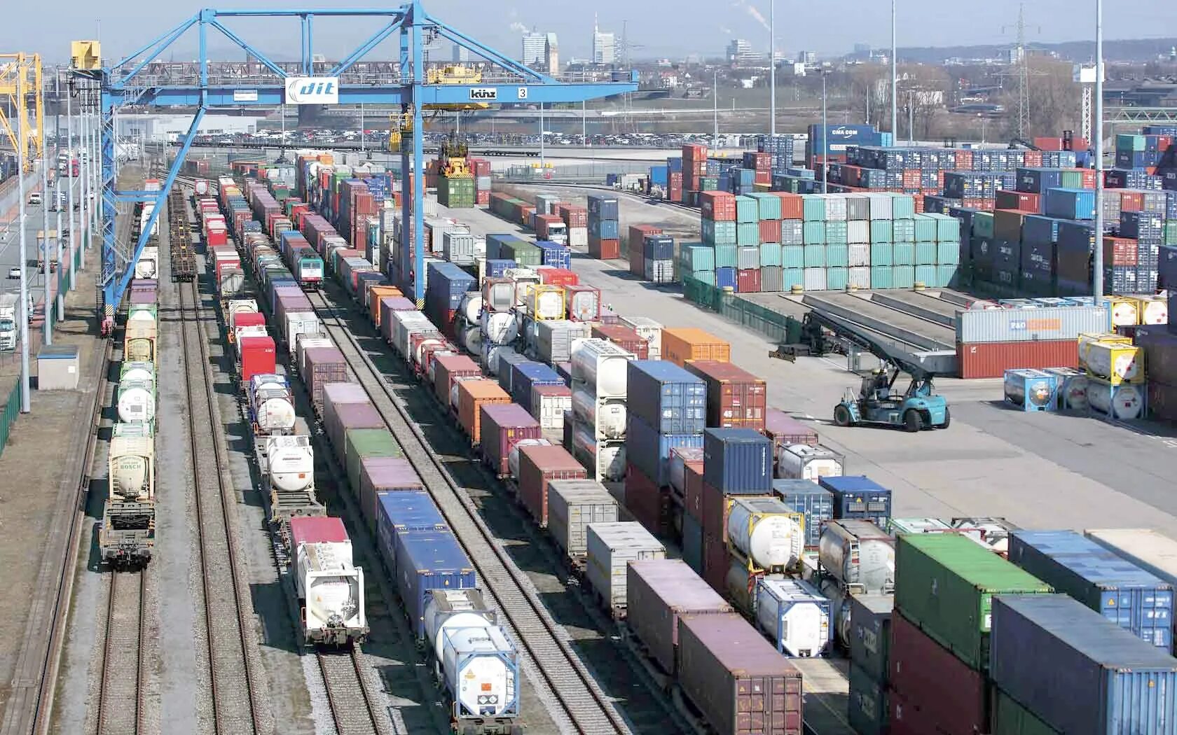 Промышленный транспорт. Железнодорожные перевозки. Контейнерный терминал нутэп новороссийск. Грузовые контейнеры в порту. Контрейлерные перевозки это жд.