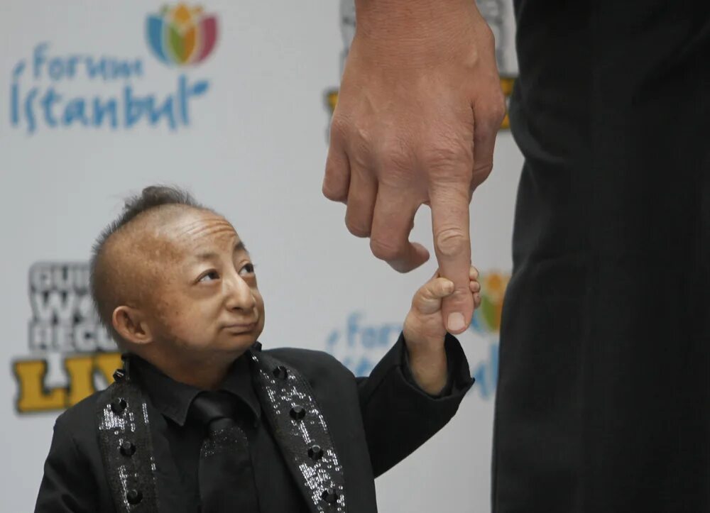 Хэ Пинпин. Хэ Пинпин люди-карлики. Самым маленьким человеком в мире Хэ Пинпин. Самый маленький и самый большой человек в мире. Людей в мире растет а