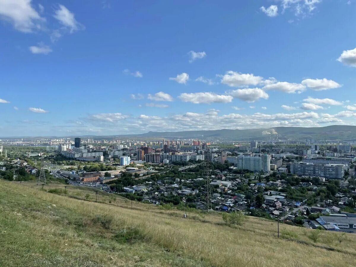 Ковид в красноярске. Красноярск вид с караульной горы. Вид на Красноярск с караульной. Вид на город с караульной горы Красноярск. Красноярск вид на горы.