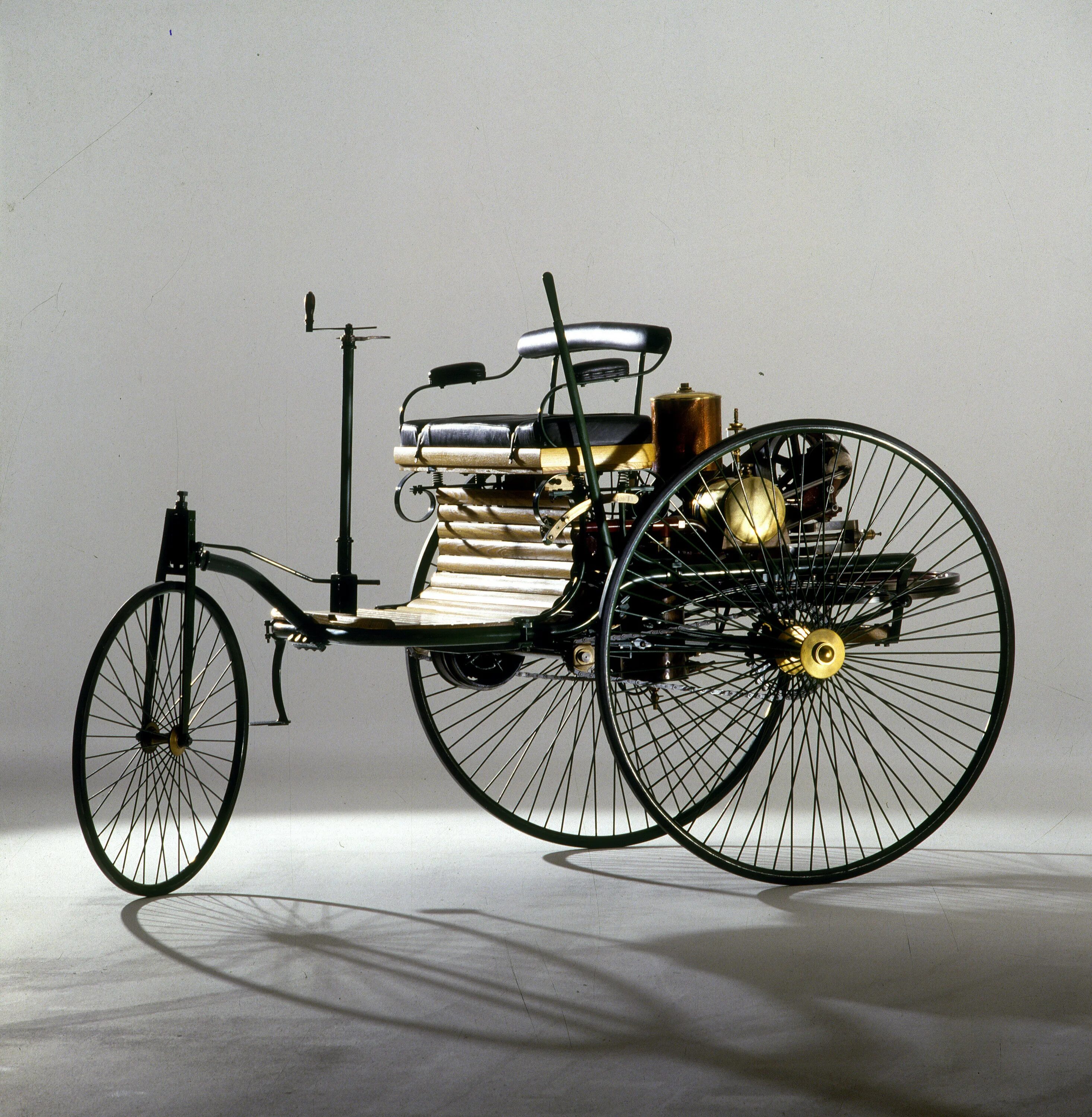 Сколько колес 1 автомобиль. Benz Patent-Motorwagen 1886. Первый Мерседес Бенц 1886. Mercedes-Benz 1885.