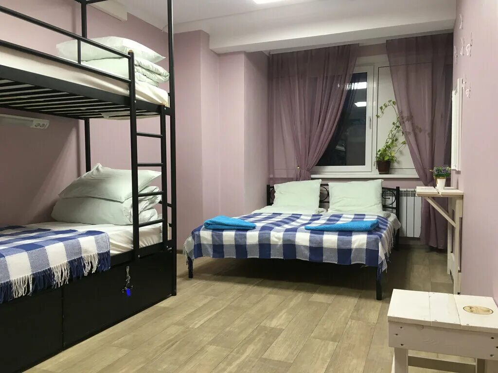 необычный хостел. арт хостел. хостел в питере с арт объектами. арт хостел толстой калининград. гостел лео картины художников.