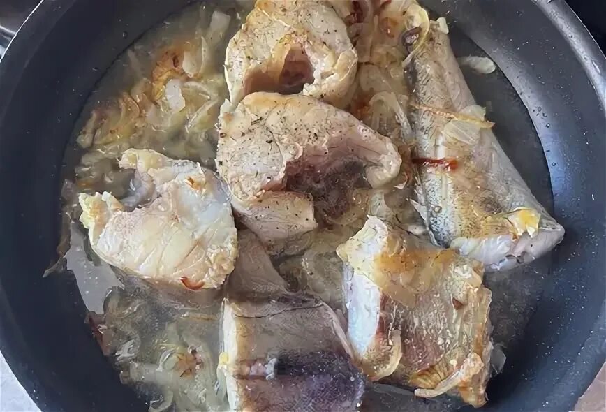 Минтай жареный на сковороде в муке и яйце. Минтай жареный. Рыба минтай жареная. Минтай самый вкусный рецепт на сковороде жареный. Минтай на сковороде.