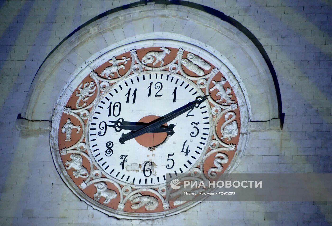 Который час в симферополе. Жд вокзал симферополь циферблат. симферополь часы на вокзале. жд вокзал симферополь башня с часами. циферблат симферопольского вокзала.
