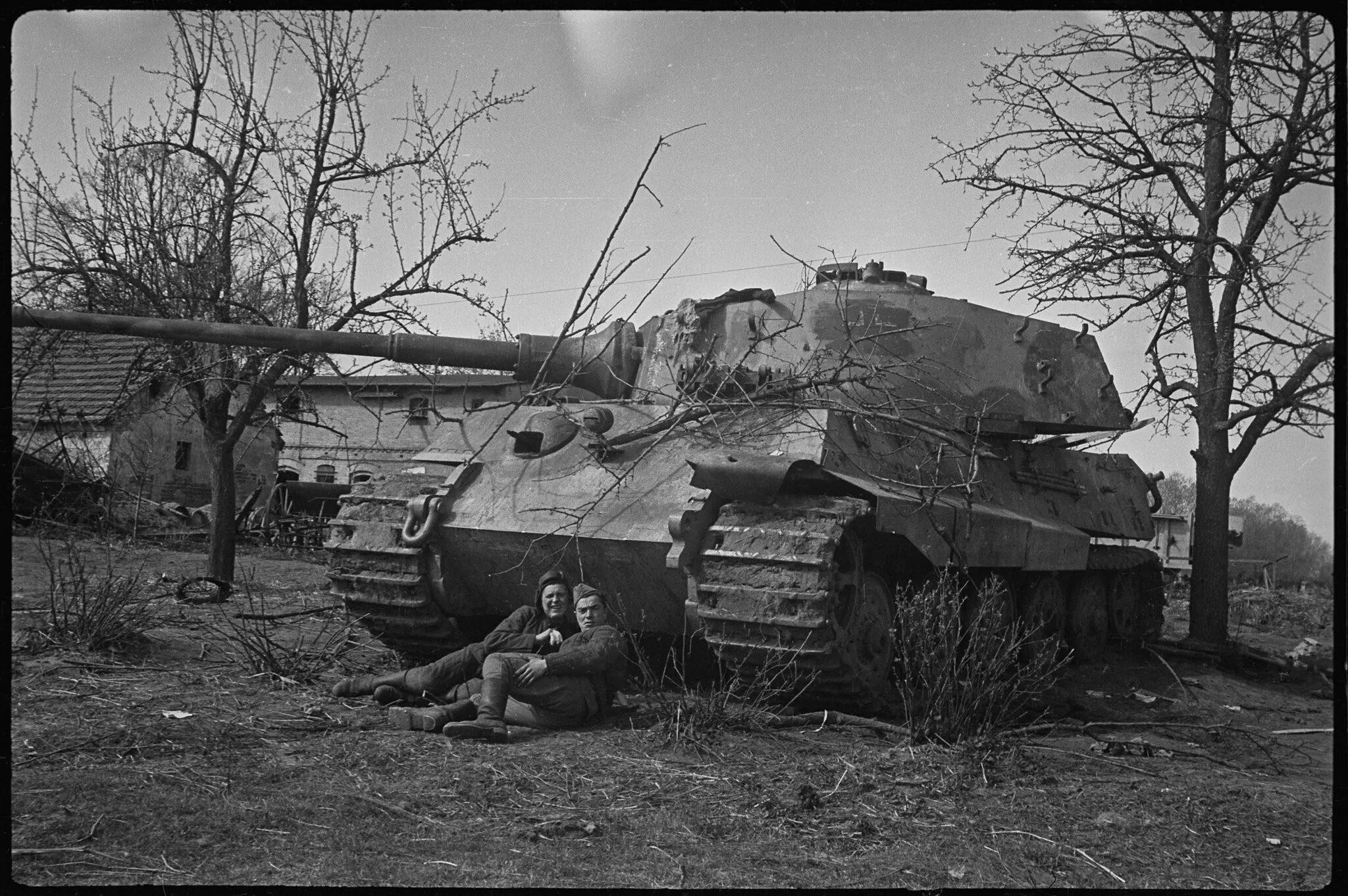 Осень 1944 года. Королевский тигр 1944. Танк 2 мировой войны Королевский тигр. Королевский тигр Сандомирский плацдарм.
