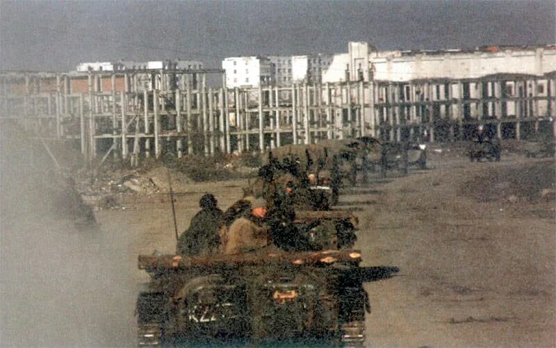 2 штурм грозного. Чечня 1995 штурм грозного. Чечня штурм грозного 1994 1995. Чечня 1994 штурм грозного. Дворец дудаева штурм грозного 1995.