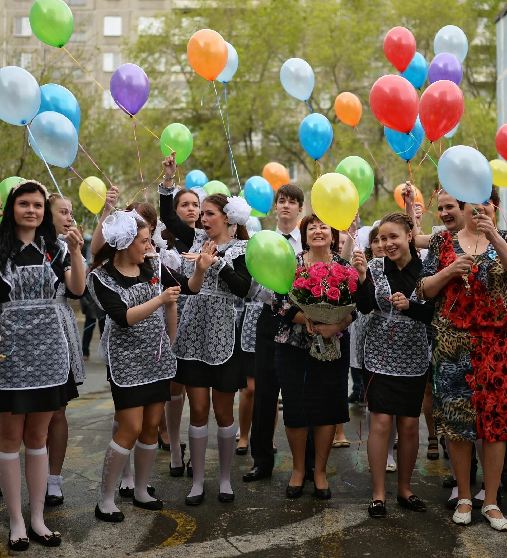 Мамы на выпускном в школе. Поздравление выпускникам от родителей. Последний звонок первые учителя. Детства последний звонок. Последний звонок 1 класс.