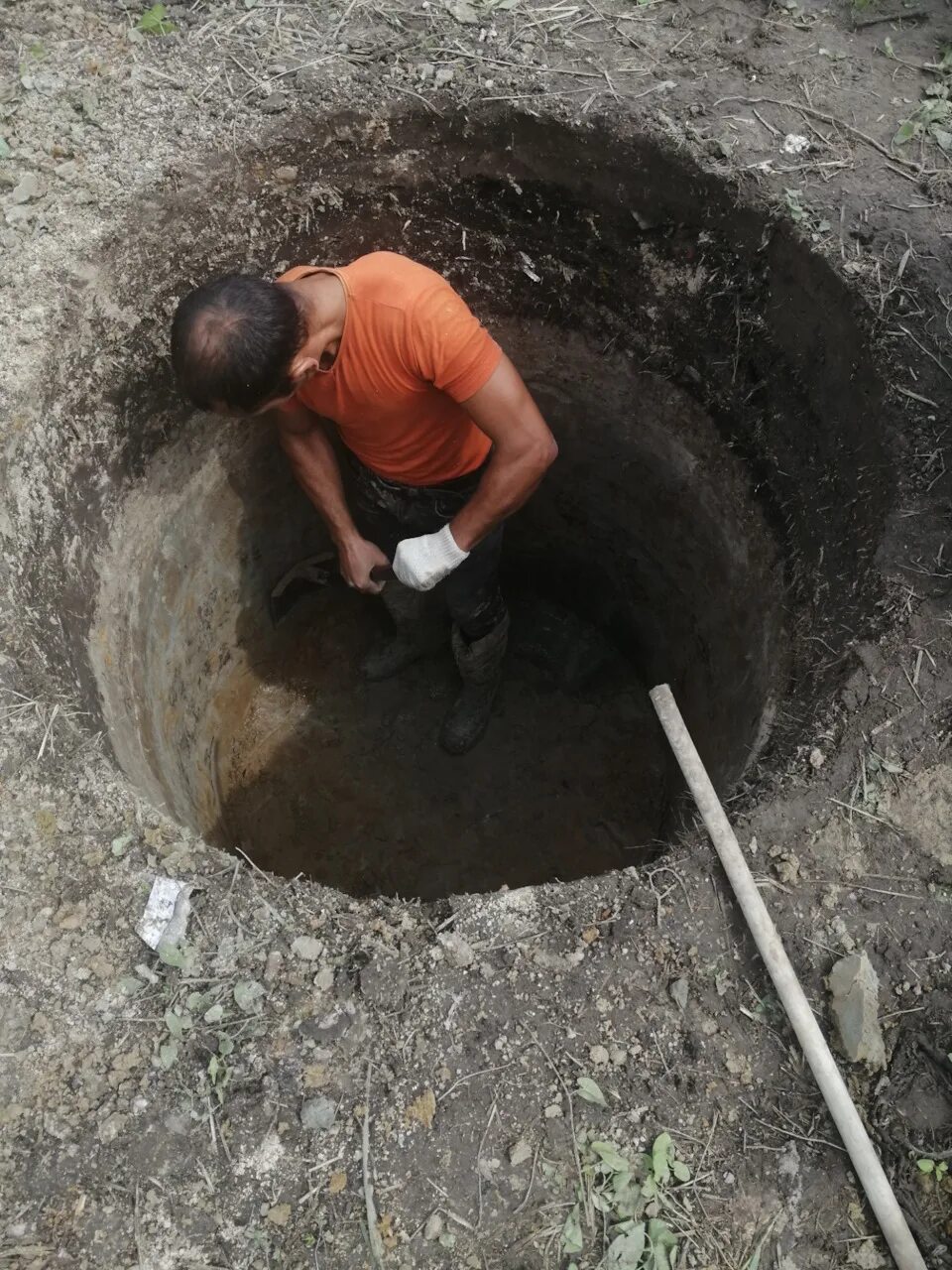 Яму заполненную водой. Копаем колодцы. Копка колодцев. Выкапывание колодца. Копать скважину.